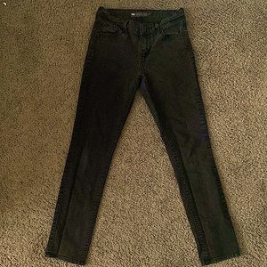 Black Demi-curve full black jeans with four pockets, classic rise and slim leg.